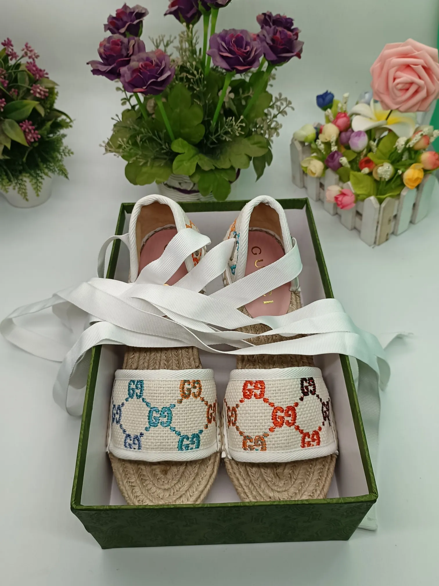 👟👟Ex-factory price 440👟👟 GUCCI wedge fisherman sandals, thick-soled straw, high-end quality, fabric: double G fabric, electric embroidery, lining: mixed sheepskin lining, yardage: 35～42, color: pure white. Dear new and old customers, the picture has been updated, please transfer the image to change. The upgraded version of the wedge heel currently has more than 40 colors. Transfer the image to sell.